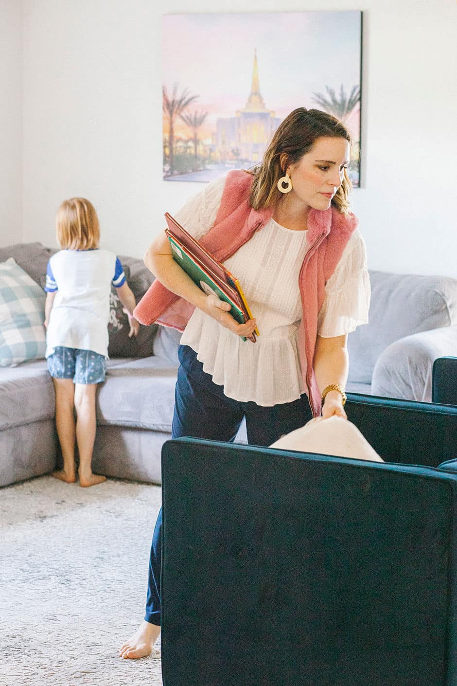 Every mom deals with dirt but this daily cleaning schedule, along with some great cleaning products, will have your home looking great in no time!